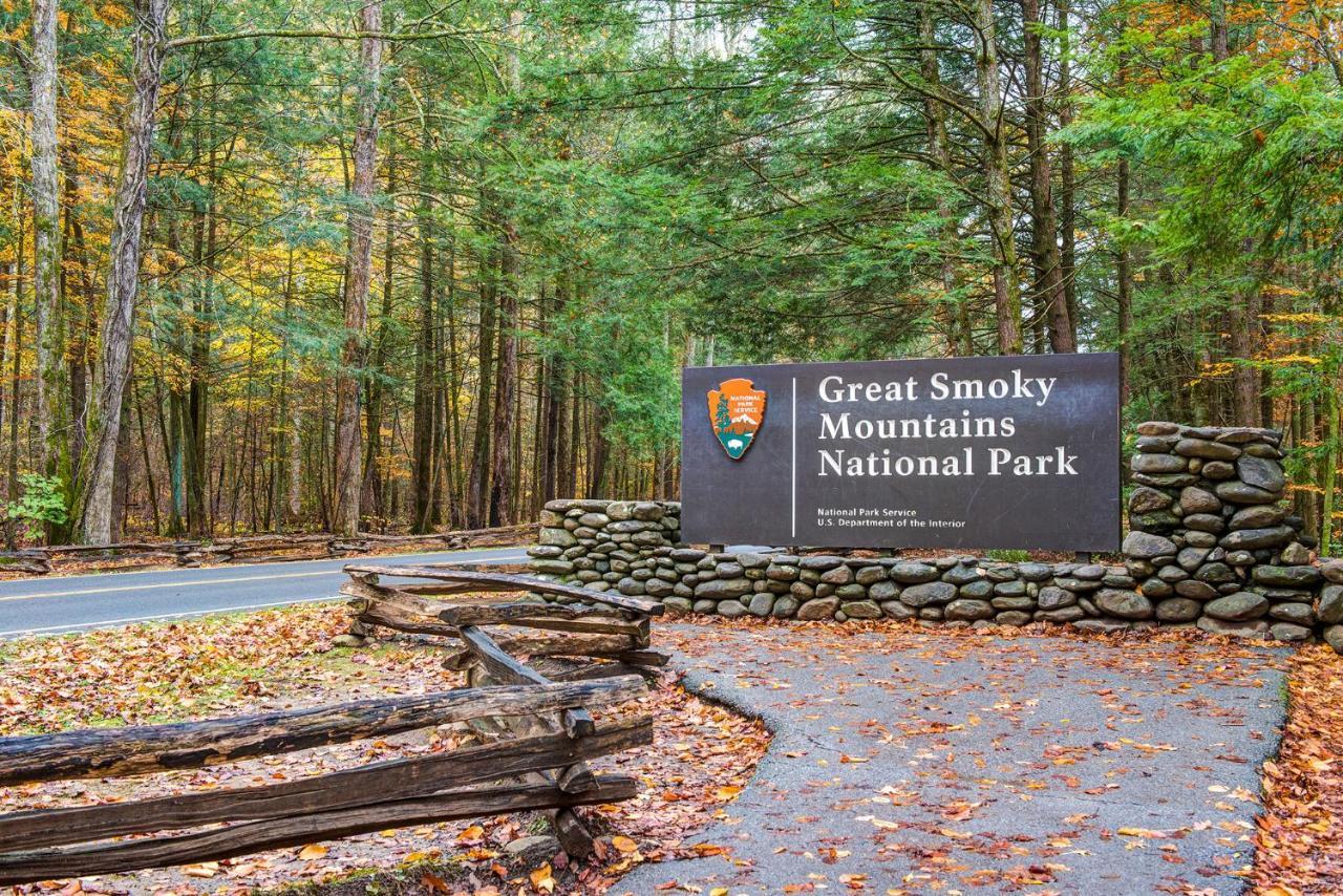 شقة City Bear, 2Br, Pool, Spa, Downtown Gatlinburg, Sleeps 6 المظهر الخارجي الصورة